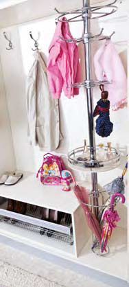 Стойка-держатель с вешалками и корзиной